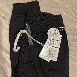 NWT Vuori Women’s Performance Jogger in black